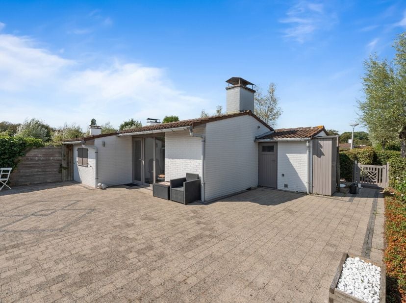 Te koop: Gerenoveerde vakantiewoning te Sunparks Oostduinkerke. Deze woning biedt een aangename combinatie van rust, functionaliteit en een centrale l