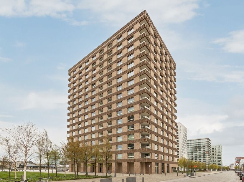 Op de negende verdieping van een verzorgd gebouw aan het Kattendijkdok bevindt zich dit lichtrijke appartement met een uitzonderlijk uitzicht over het