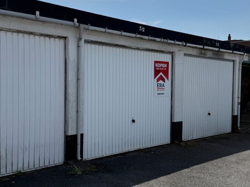 De Panne: Garage te koop in Residentie Flora Afgesloten garagebox te koop in een rustige, residentiële wijk van De Panne. Troeven: Rustige ligging nab