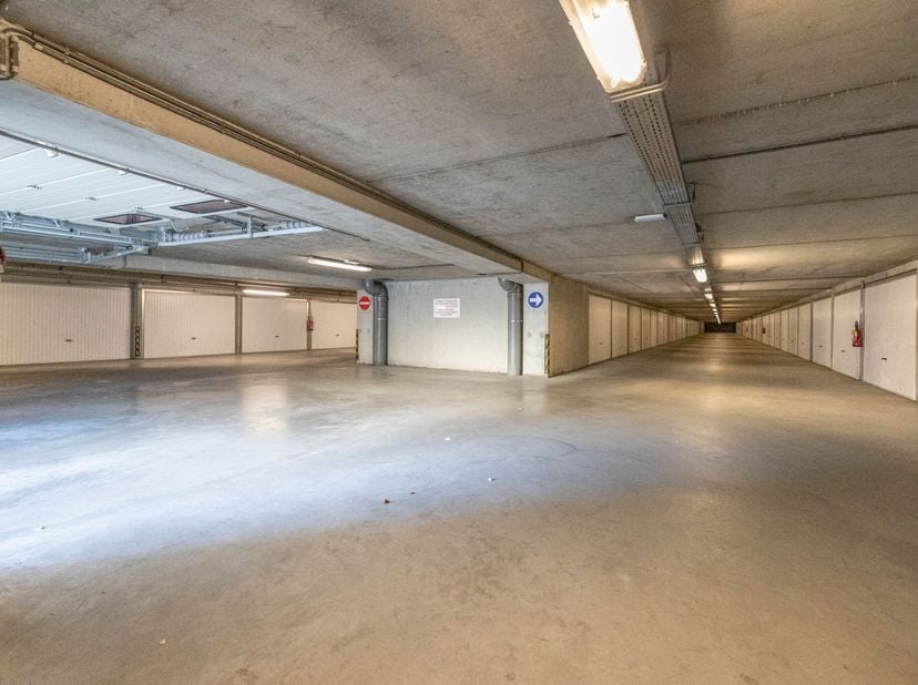 Box de garage idéalement situé dans le complexe souterrain De Lijn, bénéficiant d'un emplacement central à quelques pas de la digue, de la plage et de