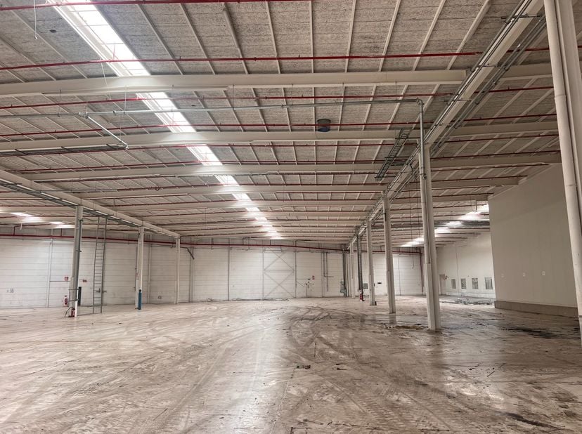 <br />
Deze site te Zwijnaarde is gelegen op toplocatie, aan de op-en afrit van zowel de E40, E17 en R4!<br />
<br />
Momenteel zijn volgende magazijn
