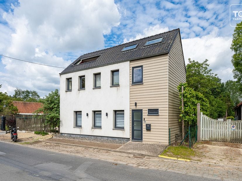 Deze gezellige vrijstaande woning is gelegen in de Naastveldstraat, een rustige woonwijk aan de rand van de stad. <br />
Ondanks dat het rustig wonen
