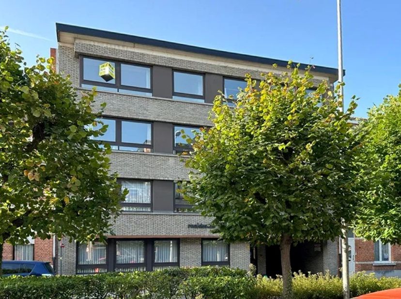 Dit centraal gelegen appartement beschikt over een ruime en praktische indeling.<br />
<br />
Bij het binnenkomen bevindt zich een ruime inkomhal met