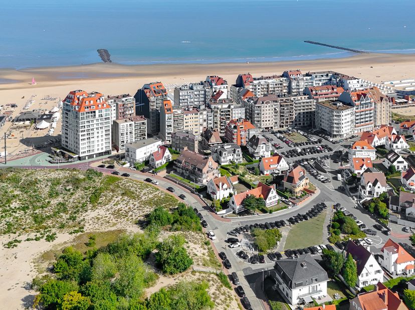Op slechts enkele passen van de Zeedijk in Duinbergen bevindt zich dit uitzonderlijk groot duplexappartement met vier slaapkamers en een ruim zonneter