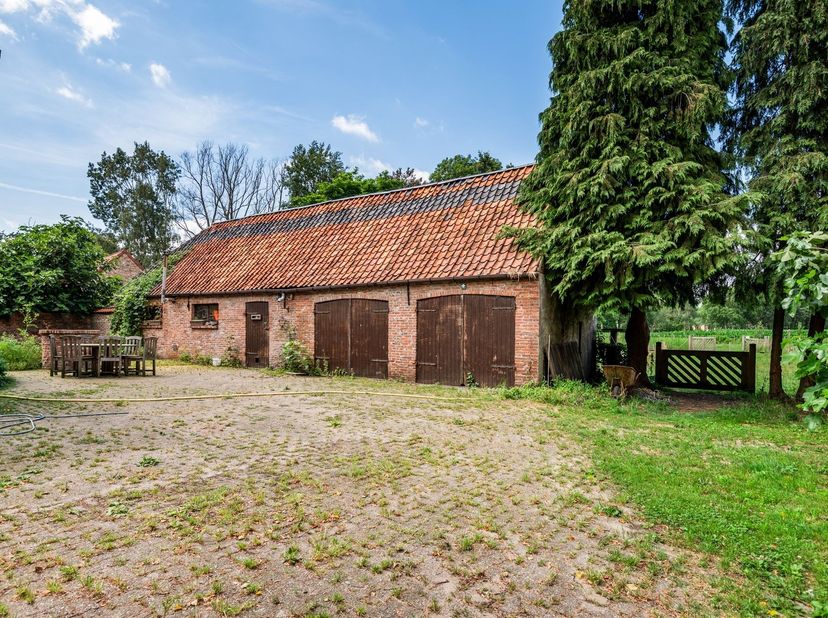 Rustig gelegen hoeve met schuur, stal en weilanden, totaal ca. 13.333 m², perfect voor een dierenliefhebber<br />
<br />
We betreden de hoeve via ee