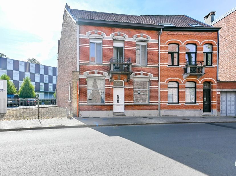 Deze karaktervolle halfopen woning uit de Belle Époque is gelegen op een perceel van 120 m² en beschikt over een aangename bewoonbare oppervlakte van