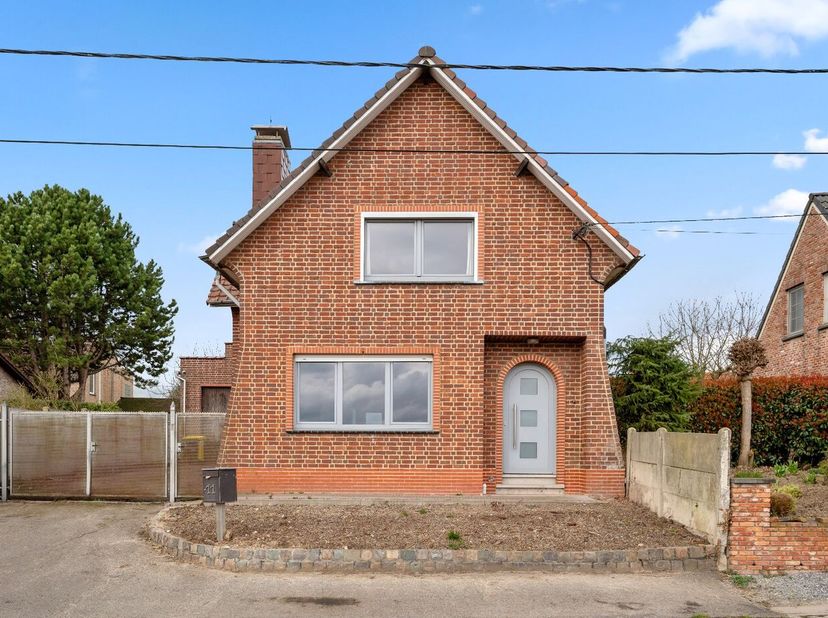 Deze ruime open bebouwing in Linter is een potentiële droomwoning voor wie op zoek is naar veel ruimte en rust. Gelegen in een rustige straat met uitz