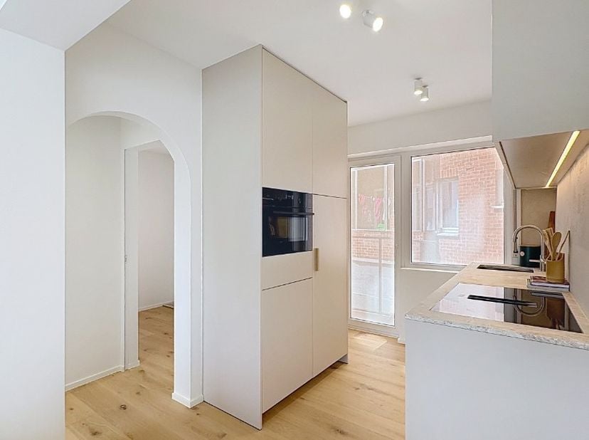 Ontdek dit prachtig volledig gerenoveerde appartement in Koksijde, gelegen op een toplocatie vlak bij zee. Deze instapklare woonst combineert een stij