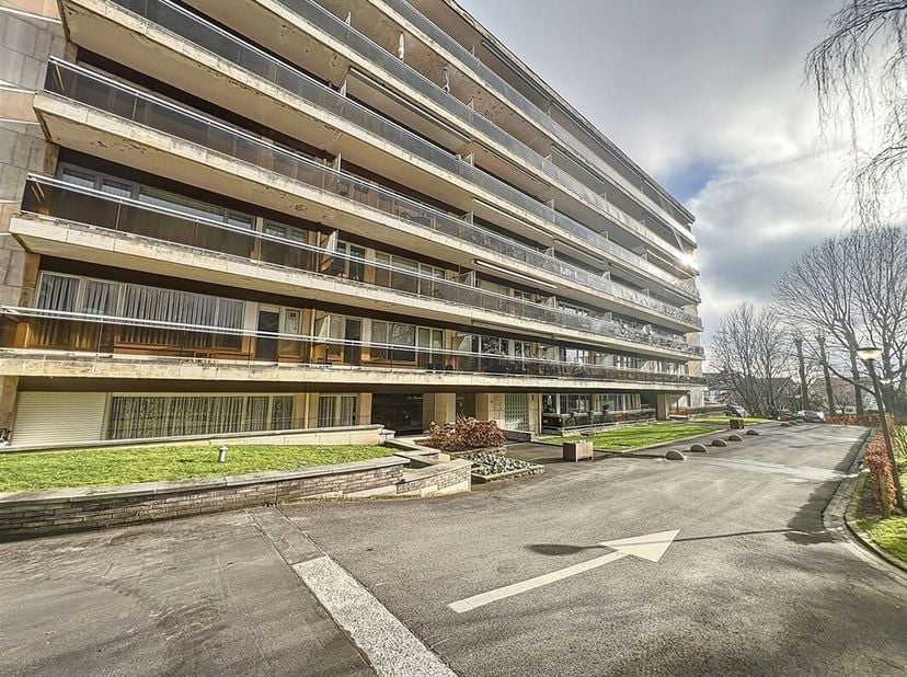 Quartier des Pagodes, dans un bel immeuble - Magnifique appartement au 1er étage de +/- 80m² composé comme suit : un hall dentrée avec vestiaire, un s