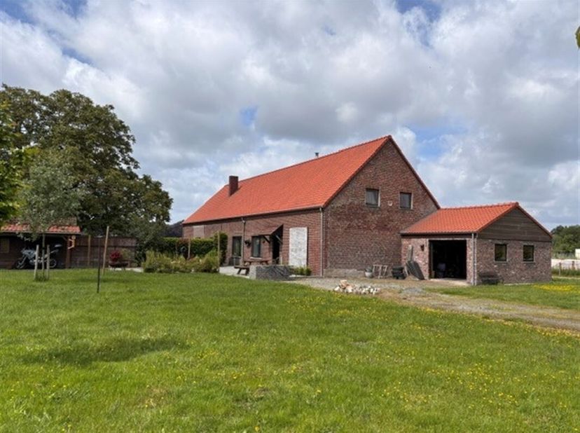 Deze sfeervolle woning werd in 2017 volledig gerenoveerd. Bovendien werd het dak nog vernieuwd in 2023, waardoor u zorgeloos kunt genieten van een won