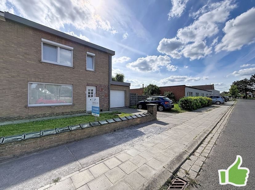 Belle situation à l'entrée d'un clos résidentiel à Herseaux, maison 3 façades sur une parcelle de 584 m2 pouvant convenir à plusieurs projets:<br />
C