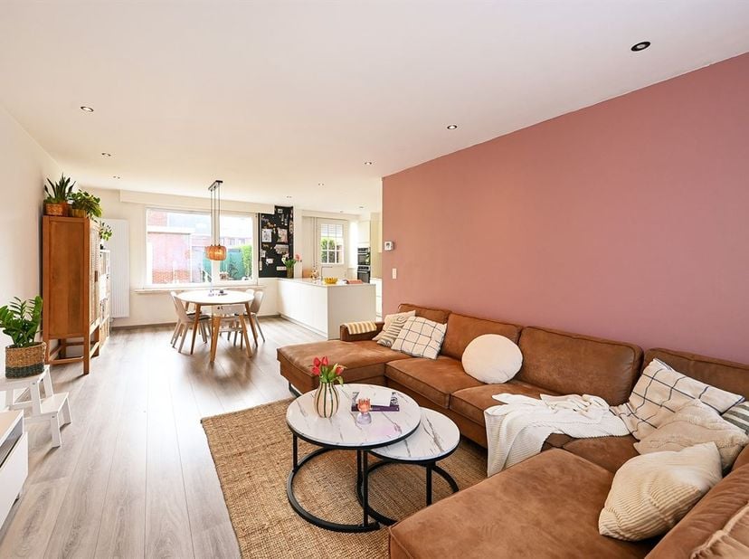 - Bekijk www.koosi.be voor een uitgebreide omschrijving van dit eigendom. - <br />
<br />
Deze éénsgezinswoning op een perceel van 183m² is gelegen