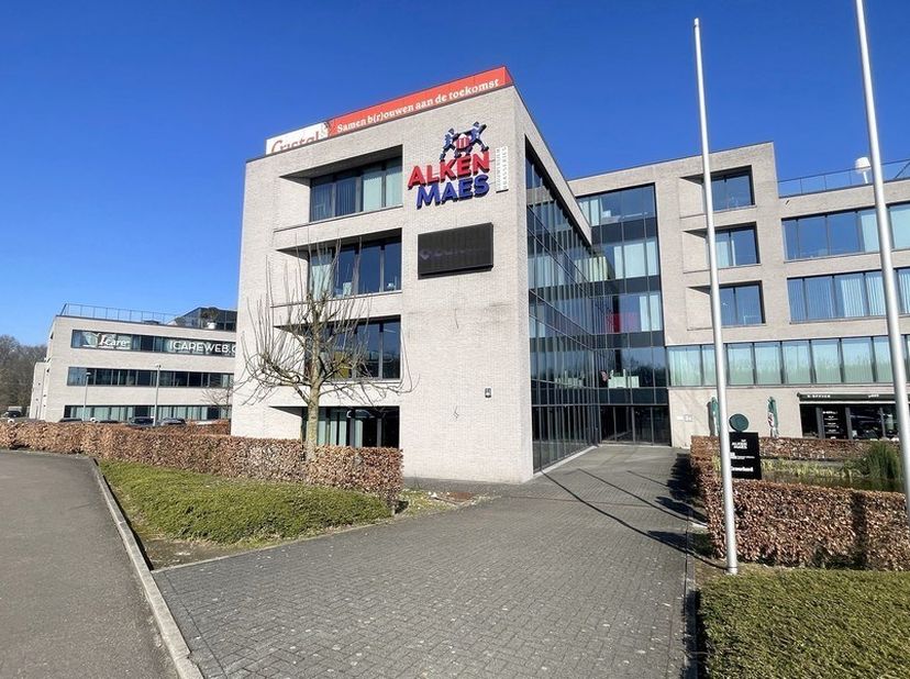 660m² kantoorruimte op 2e verdieping<br />
Ligging: zichtlocatie langs E19<br />
<br />
Specificaties: grote glaspartijen; dubbel glas, verlaagd plafo