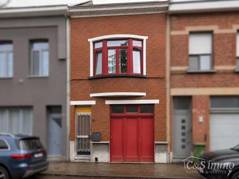 Via de inkomhal krijg je toegang tot de drie slaapkamers op de benedenverdieping. Aansluitend vind je een ruimte met toilet en douchekamer mogelijkhed