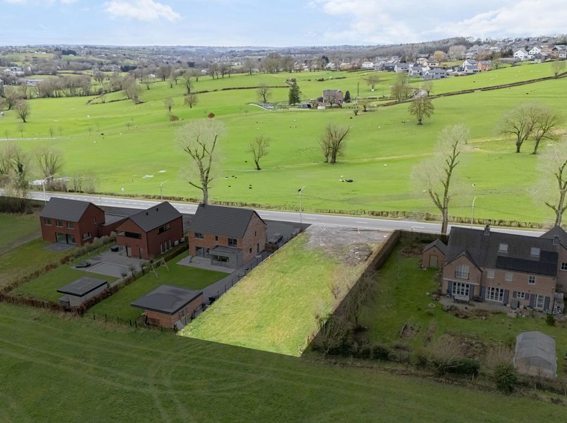 Magnifique parcelle de terrain de 872 m²  Libre de constructeur.<br />
Saisissez l'opportunité de réaliser votre projet de rêve sur le très prisé Plat