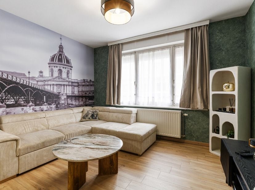 De Panne: Gerenoveerd 2-slaapkamerappartement in Residentie Charme, op enkele stappen van zee! Dit gelijkvloerse appartement bevindt zich in de kleins