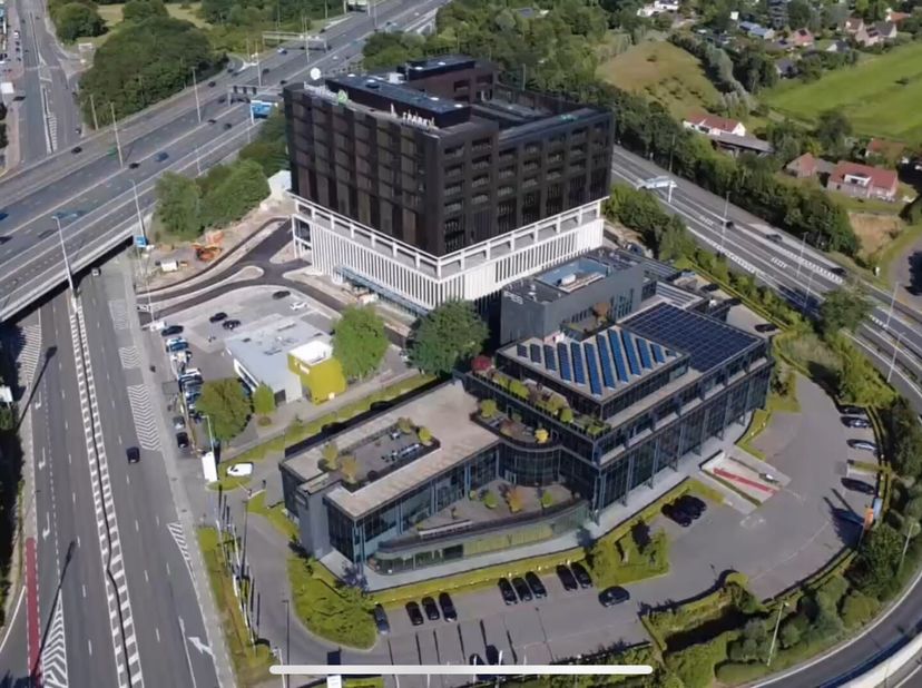 3110m² de nouveaux bureaux (divisibles à partir de 300m²) au 8ème étage<br />
Emplacement : sur un axe routier fréquenté et une route d'accès importan