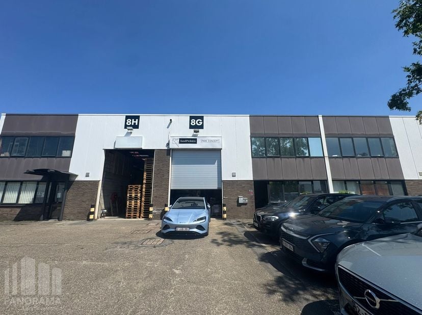 Ontdek deze uitstekend gelegen KMO-unit bestaande uit 325 m² opslagruimte en 95 m² instapklare kantoorruimte.&amp;nbsp;Gelegen in het kwalitatieve Brixton