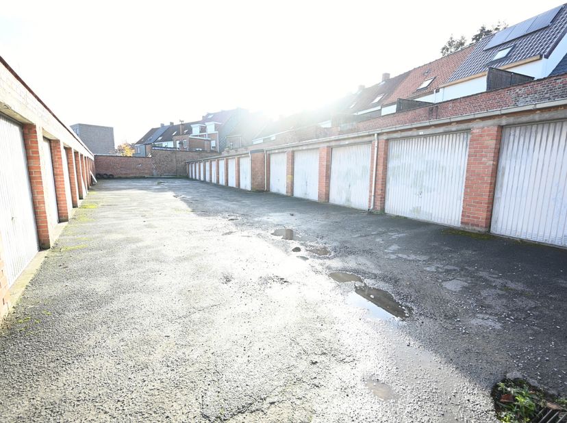 Garage te huur nabij het centrum van Roeselare<br />
Prijs: €60/maand<br />
<br />
Telefonisch worden er geen afspraken meer gemaakt. U moet per conta