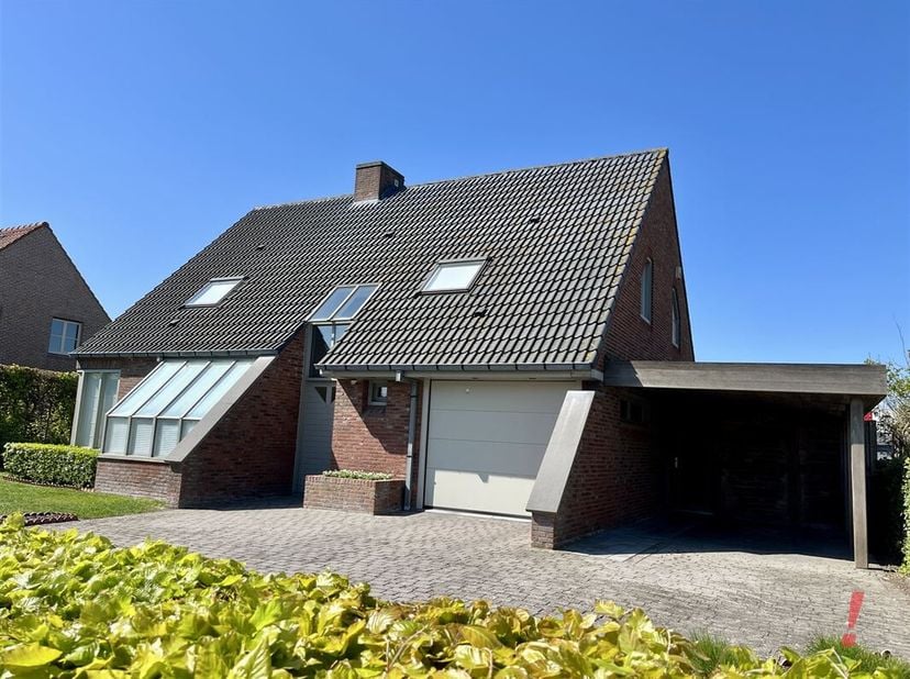 Villa ouverte de qualité (construite en 1990) sur un beau terrain de 821 m2. Cette propriété a un accès facile à l'E40 et au centre du village de Jabb