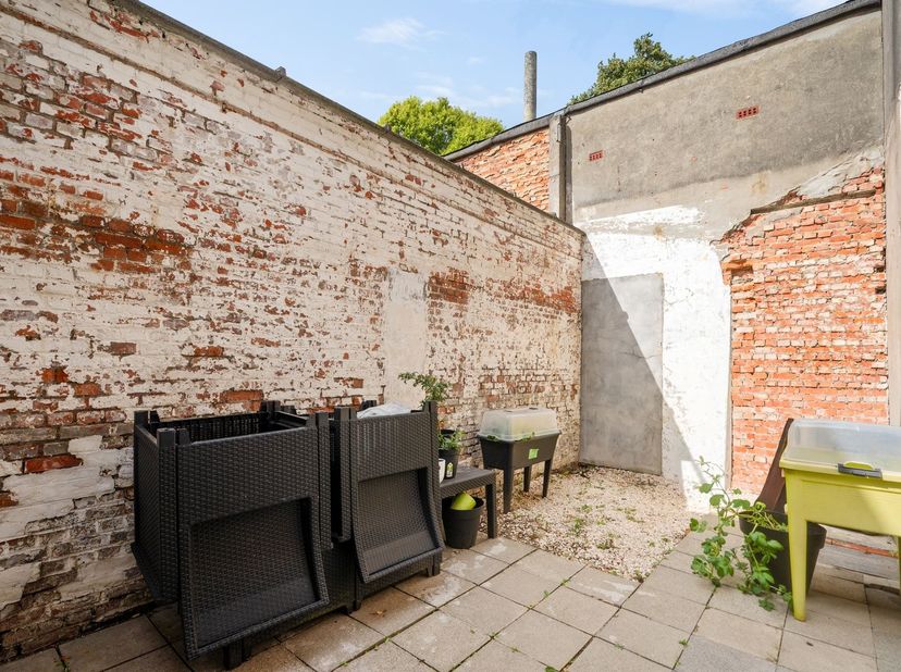 Instapklare 2 slpk. woning met koer <br />
Ligging: Deze woning bevindt zich midden in het centrum, op wandelafstand van winkels, scholen, horeca, op