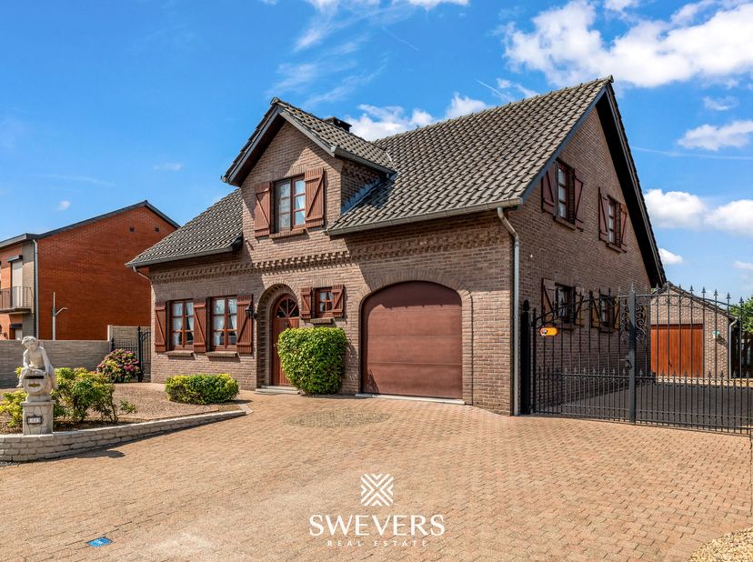 Voor meer info en fotos, surf naar www.swevers.be  Deze instapklare open bebouwing in Koersel combineert ruimte, comfort en een rustige ligging op een