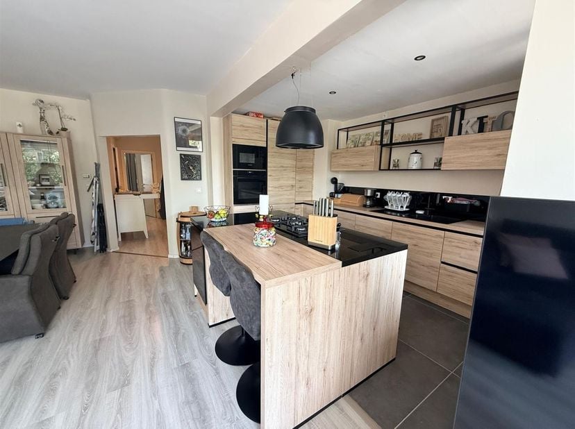 TOPPER!! ENERGIEZUINIG! VLAKBIJ CENTRUM! <br />
 Energiezuinig (EPC: B), instapklaar  appartement  (93 M2) met terras<br />
 De 1 e verdieping heeft