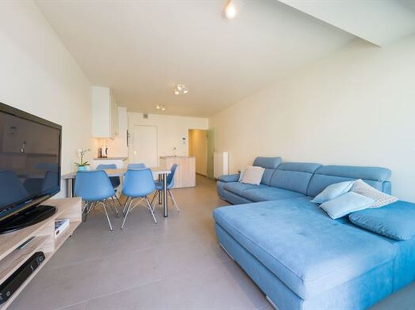 Ontdek dit recent en instapklaar appartement (bouwjaar 2017), ideaal gelegen tussen de winkelstraat en het Normandpark, op slechts 250 meter van het s