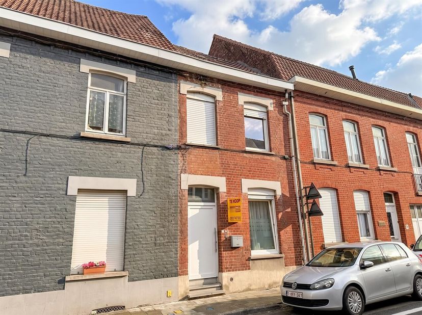 OP te frissen woning op een zeer goede centrale ligging te Wevelgem. Mooie leefplaats met veel lichtinval, achtergelegen keuken met veel kastruimte en
