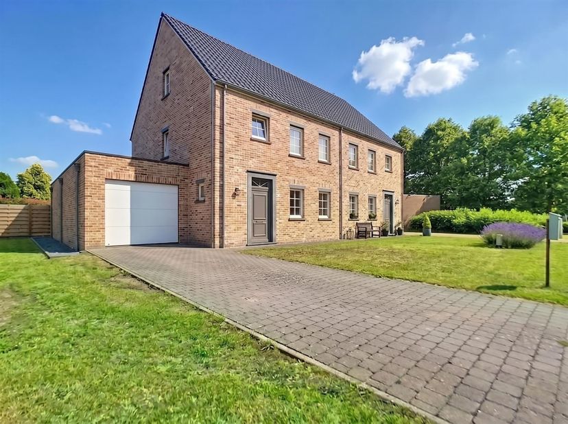 Bent u op zoek naar een ruime gezinswoning in een rustige, groene omgeving? Dan zal deze charmante halfopen bebouwing in Zoerledorp, een deelgemeente