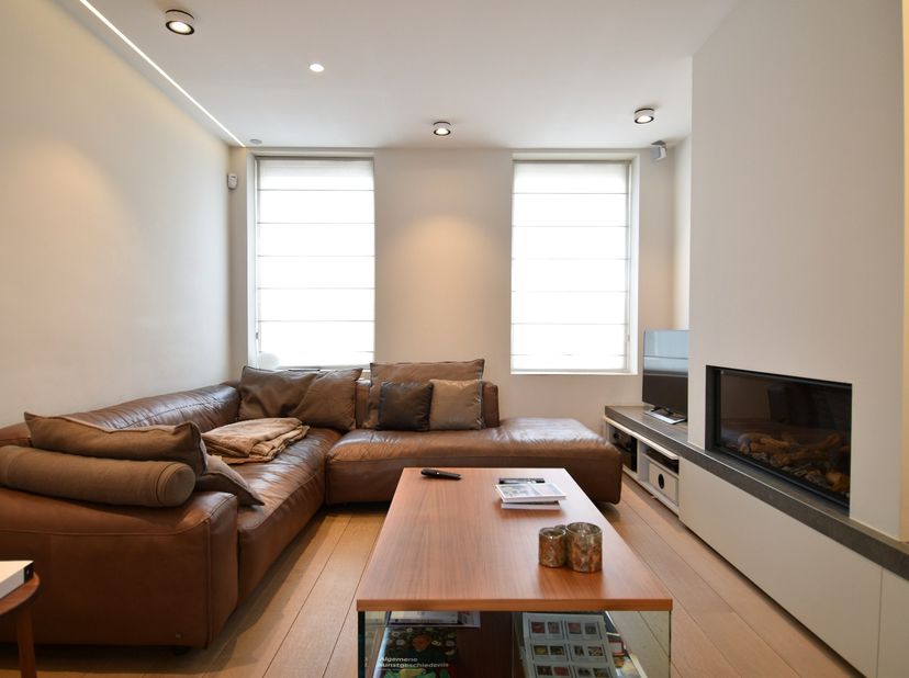 Ontdek deze prachtige halfopen bebouwing, gelegen in het hart van Bellegem. Deze instapklare woning werd afgewerkt met hoogwaardige materialen en stra