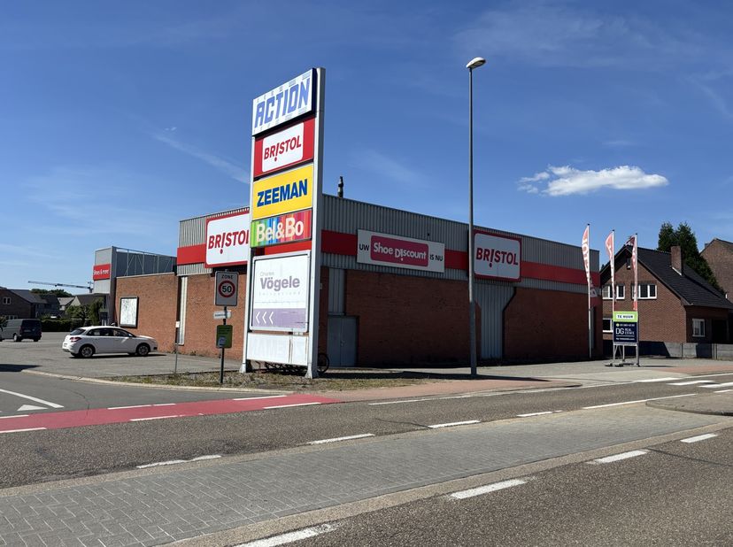 DG Real Estate a été nommé agent exclusif pour la location de cette surface commerciale (ancien Bristol) à Oudsbergen.<br />
<br />
Très bien situé en