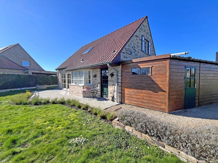 Goed onderhouden villa, volledig instapklaar.&amp;nbsp; Gelegen op een&amp;nbsp;fantastische locatie in een rustige woonwijk&amp;nbsp;te Nieuwpoort-stad, op wande