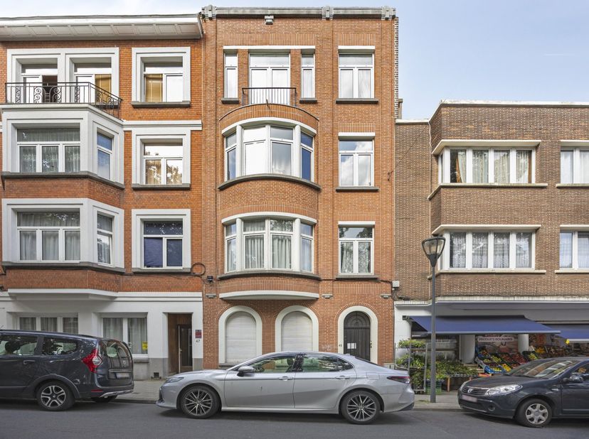 Deze opbrengsteigendom in Brussel bestaat uit vier afzonderlijke appartementen, elk voorzien van een eigen terras. Het gelijkvloers appartement geniet