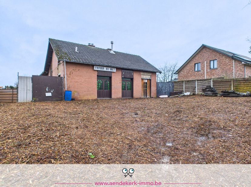 In een rustige, residentiële straat in Kessenich (Kinrooi) bevindt zich dit te renoveren pand met een combinatie van woonruimte, voormalige handelsrui