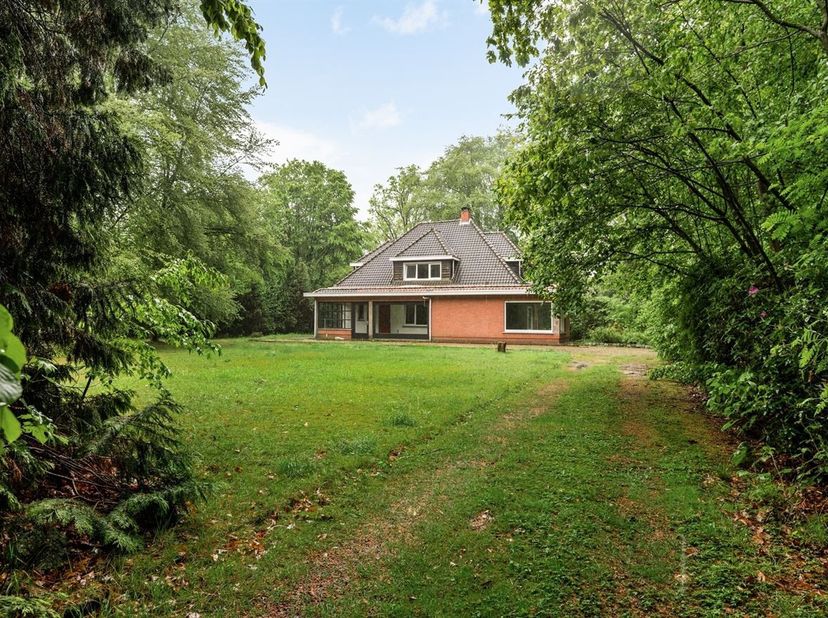 Te renoveren woning op toplocatie in Brasschaat op ruime perceel van 5.300m²<br />
Op een uitstekende locatie in Brasschaat, aan de Max Hermanlei 45,