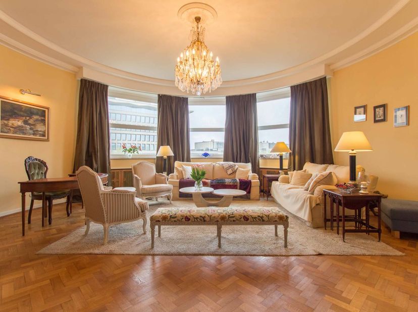 Op het hoogtepunt van de Ch&amp;acirc;telain wijk in een van de meest aantrekkelijke gebouwen van de jaren dertig, zeer mooi appartement gelegen op de 6e
