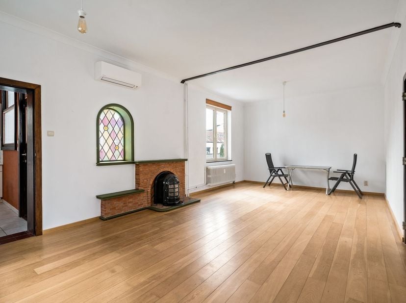 Op zoek naar een ruim en aangenaam appartement in een rustige, maar centraal gelegen buurt? Dit charmante appartement aan de Willem Geetsstraat 1 in M
