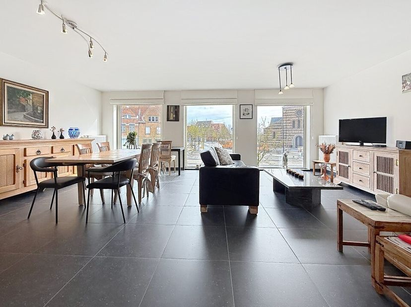 Wenst u op een prachtige locatie, in het centrum van Passendale te wonen? Dan is dit een buitenkans!<br />
Het appartement is gelegen vlakbij winkels,