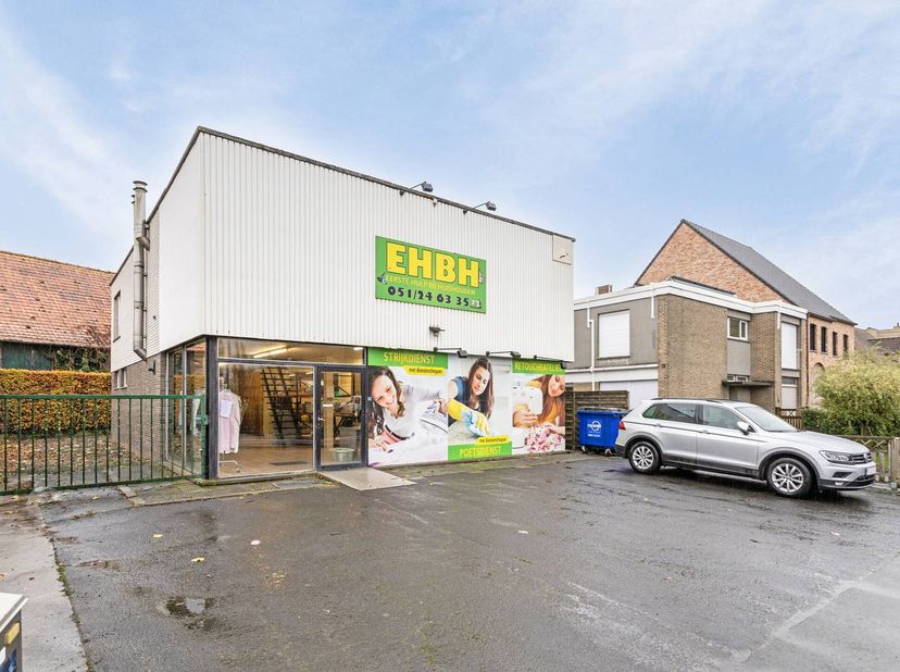 Multifunctioneel handelspand te koop in Oostnieuwkerke. Het pand bestaat uit 2 verdiepingen en is goed voor zo'n 260m² bruikbare vloeroppervlakte. <br