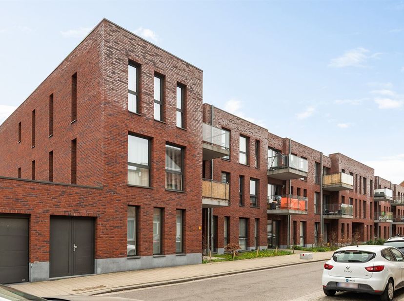 Appartement met één slaapkamer, terras en autostaanplaats te koop!<br />
Ligging: Dit recente appartement bevindt zich in de Hollebeekstraat in Hoboke