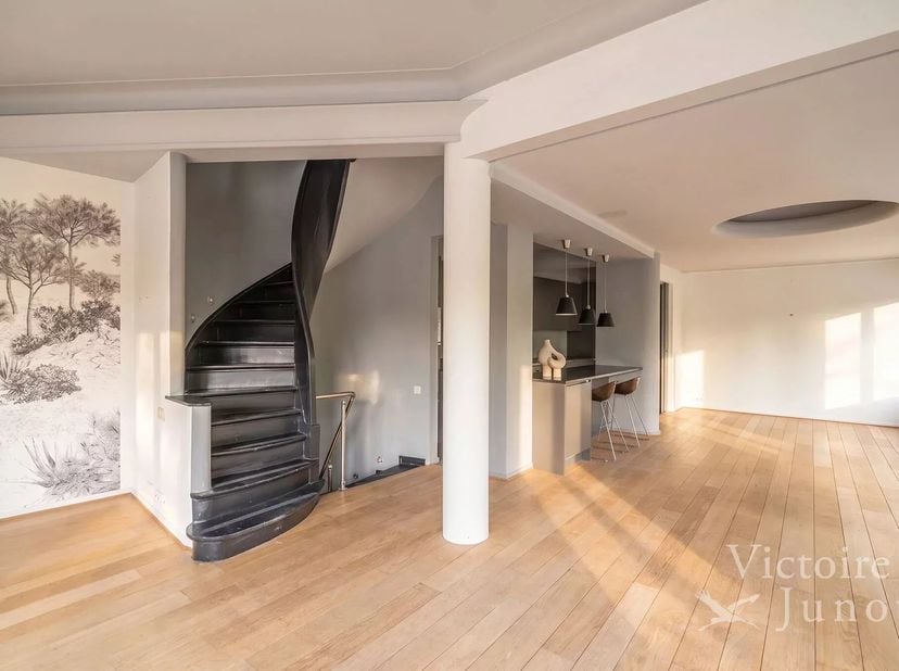 Victoire Junot biedt u, in de buurt van het Square Montgomery, in een groene en gewilde residentiële wijk, dit uitzonderlijke Art Deco stijl huis aan.