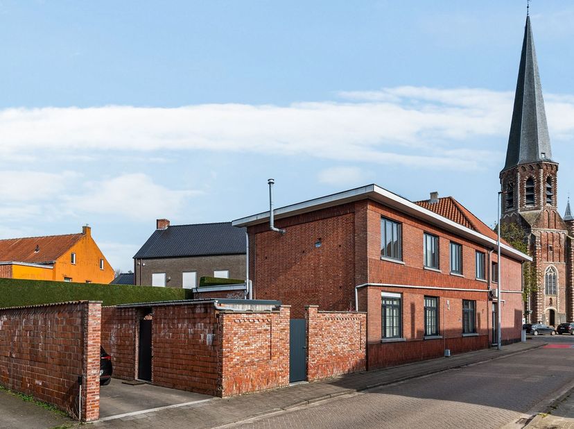 Appartement werd gerenoveerd in 2005 en combineert comfort met een praktische indeling. <br />
<br />
Ligging:<br />
Het appartement is rustig gele
