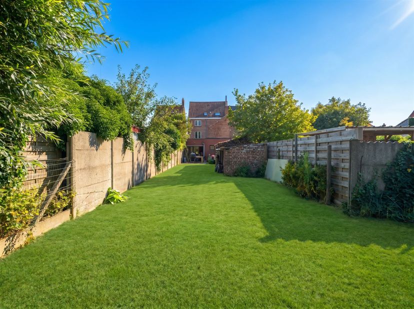 Indeling: inkomhal, ruime leefruimte met living, eetplaats. Keuken met extra ruimte! Badkamer met ligbad, veranda. Zeer ruime tuin! Op de eerste verdi