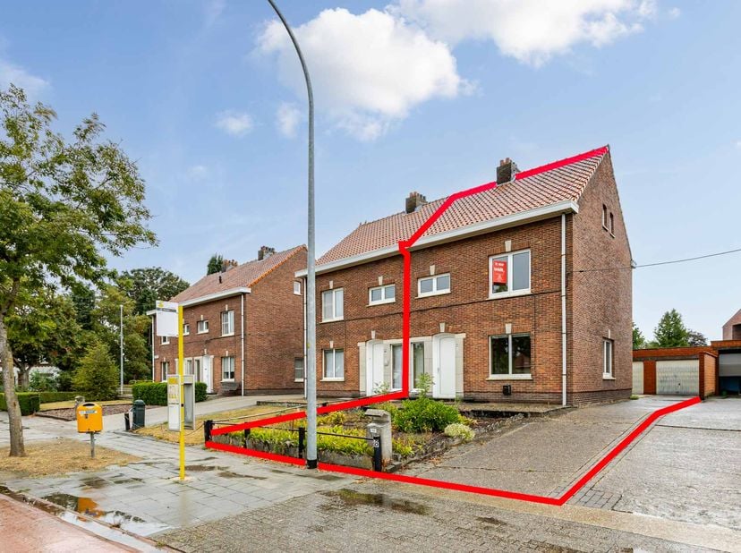 OP TE FRISSEN WONING -<br />
Een op te frissen woning, op een mooie oppervlakte van 445 m².<br />
Opgelet: in de vastgoedinlichtingen staat het volgen