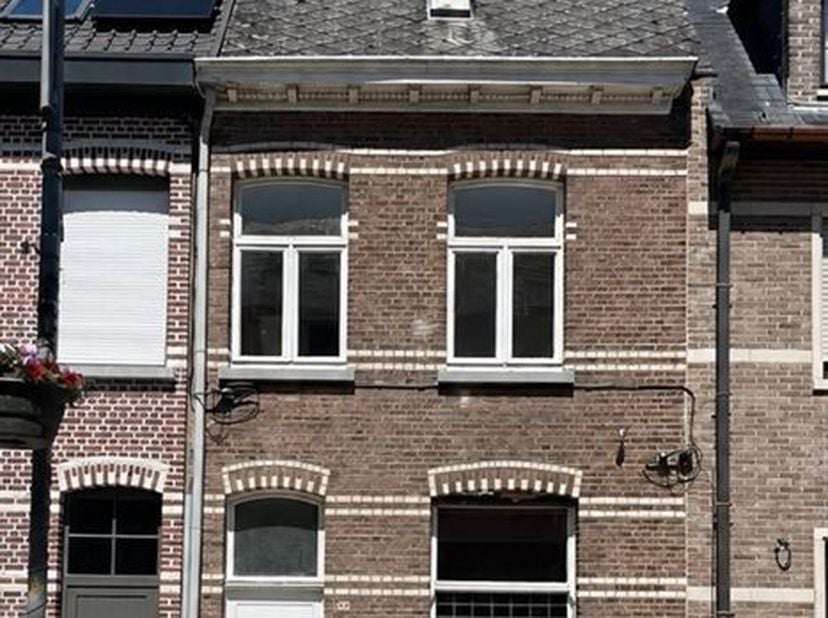 Deels gerenoveerde rijwoning met tuin en uitbreidingsmogelijkheden in Ranst.<br />
Op zoek naar een woning die reeds grotendeels werd aangepakt, maar