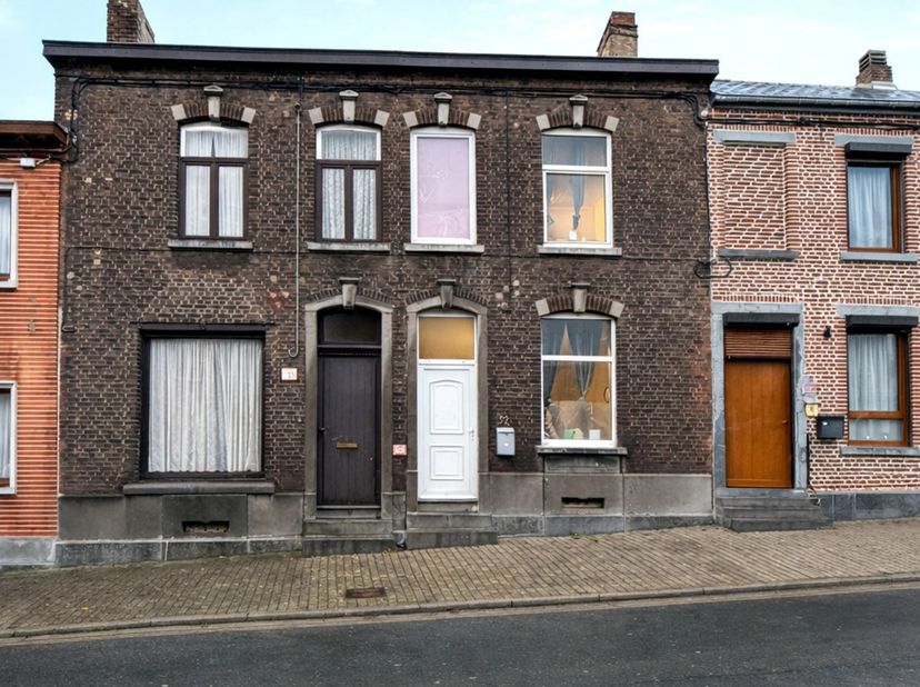 Petite maison deux chambres avec jardin, actuellement louée, située à proximité des grands axes comprenant:<br />
Rez: Séjour<br />
-1: Cuisine équipé