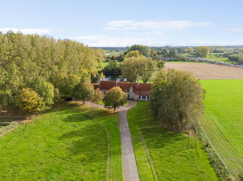 Verscholen in het open landschap tussen Damme en de kust ligt dit karaktervolle landgoed op ca. 4,4 hectare. Een plek waar ruimte en stilte vanzelfspr