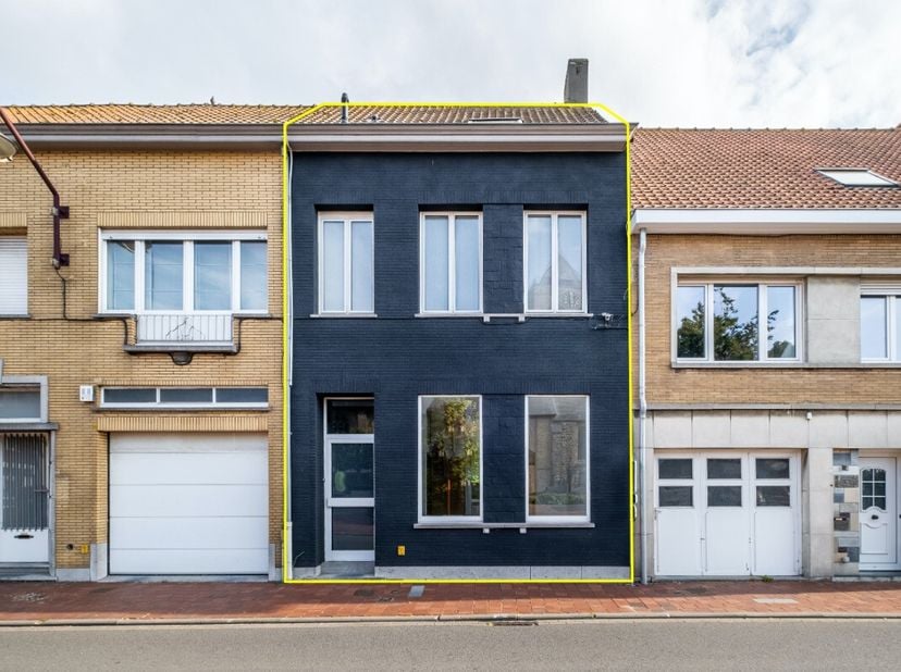 De Panne / Adinkerke: Ruime woning met 3 slaapkamers te koop! Op zoek naar een comfortabele woning op een rustige en gunstig gelegen locatie? Deze rui