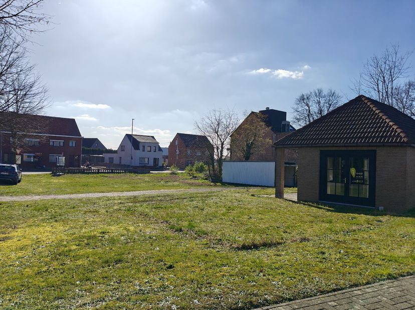 Dit perceel is gelegen in Mol - Millegem langs de kruising Milostraat - Fazantstraat. Je geniet hier van een uitstekende verbinding naar de omliggende